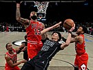 Nolan Traoré (88) z Brooklyn Nets faulovaný v zápase s Chicago Bulls. Zastavují...