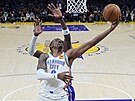 Jalen Williams z Oklahoma City Thunder zakon�uje na ko� Los Angeles Lakers.