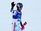 Nor Eirik Hystad Solberg mává v cíli závodu alpského ly�ování, slalomu mu��....