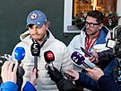 Norský ly�a� Atle Lie McGrath (vlevo) se setkává s médii p�ed svým hotelem,...