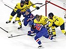 Alex Carpenterová a Joy Dunneová ze Spojených stát� v akci s Ebbou Svenssonovou...