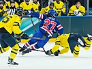�védka Sara Hjalmarssonová (vpravo) padá po kontaktu s Ameri�ankou Taylor...