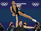 Camille Kovalevová a Pavel Kovalev z Francie sout�í v programu krasobruslení...