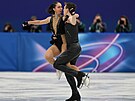 Camille Kovalevová a Pavel Kovalev z Francie sout�í v programu krasobruslení...