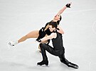Camille Kovalevová a Pavel Kovalev z Francie sout�í v programu krasobruslení...