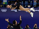 Rebecca Ghilardiová a Filippo Ambrosini z Itálie vystupují b�hem volné jízdy....