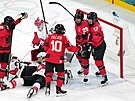 Kana�anky oslavující gól u �výcarské branky. (16. února 2026)