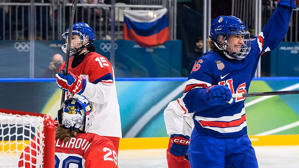 Americká hokejistka Hayley Scamurraová slaví gól proti �esku - a za zády má...