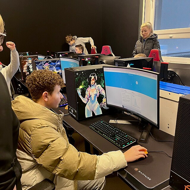 �kola, kde studenti tr�nuj� hlavu i t�lo.