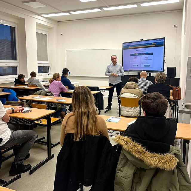 �kola, kde studenti tr�nuj� hlavu i t�lo.