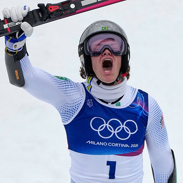 Zlat�m medailistou z ob��ho slalomu je Brazilec Lucas Pinheiro Braathen.