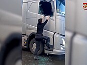 Podez�ení na opilého �idi�e kamionu se zm�nilo v boj o �ivot.