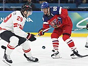 David Pastr�ák p�i souboji s Nathanem Mackinnonem v olympijském zápase mezi...