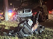 Zni�ené havarované auto po nehod� v Mod�anech.(13. února 2026)