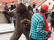 K malostranskému masopustu pat�i i tanec medv�da.