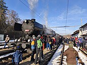 Mikulá�ský vlak s parní lokomotivou p�ezdívanou N�mka projel Malou Hanou. (29....