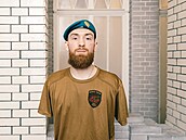 Artem, ukrajinský voják námo�ní p�choty, p�i�el po zásahu minometným granátem o...