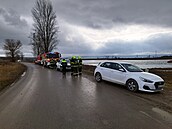 Hasi�i sbírají labut�, které uhynuly na pta�í ch�ipku u �t�rkovi�t� poblí�...