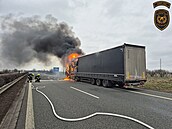 Na dálnici D55 mezi Otrokovicemi a Hulínem ho�el kamion. (11. únor 2026)