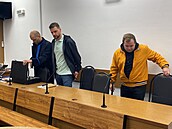 Martin �lajer a Alois Krátký (zleva) u Okresního soudu v Tachov� (11. února...