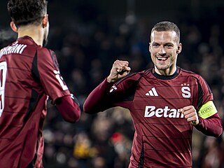 Spar�anský kapitán Luká� Haraslín slaví gól proti Hradci Králové.