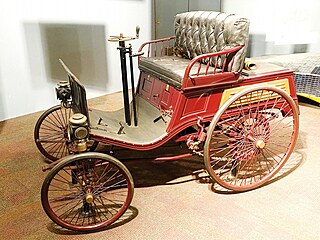 �ty�kolka zna�ky Benz z roku 1896, její� zb�silá jízda rychlostí cválajícího...