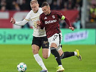 Spar�anský kapitán Luká� Haraslín a hradecký Mick van Buren v utkání 22. kola...