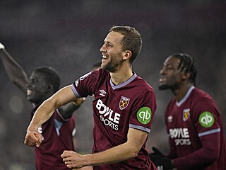 Tomá� Sou�ek (West Ham) se raduje ze své trefy do sít� Manchesteru United.