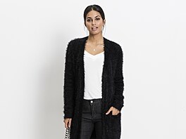 �erný kardigan p�idá outfitu svislou ze�tíhlující linii a nahradí kabátek �i...