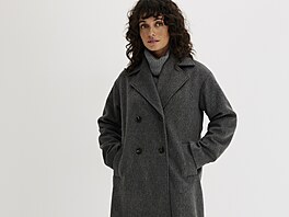 Dlouhý oversized kabát v neutrální barv� se bude hodit v situacích, kdy chcete...