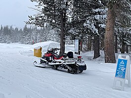 Pátrání v oblasti Soda Springs v Kalifornii, kde do�lo k pádu laviny. (18....