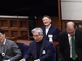 Jihokorejský exprezident Jun Sok-jol u soudu, na snímku vzadu vlevo (19. února...