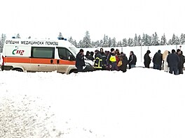 Záchraná�i v blízkosti sedla Petrochan v Bulharsku, kde byli nalezeni mrtví...