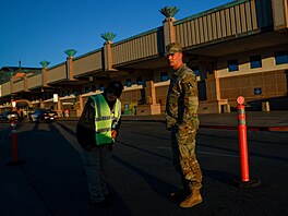 Americký Federální ú�ad pro letectví (FAA) do�asn� omezil provoz leti�t� El...