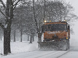 Dopravní situace za hustého sn�ení na dálnici D1 u Brna (16. února 2026)