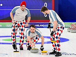 Norský mu�ský curlingový vzdal svým oble�ením p�i zápase se �védskem na ZOH...