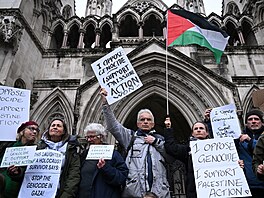 P�íznivci skupiny Palestine Action p�ed soudem v Londýn�, který rozhodl o...