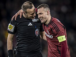 Sudí Luká� Nehasil a kapitán Luká� Haraslín diskutují b�hem utkání Sparty proti...