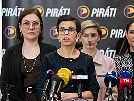 Tisková konference poslaneckého klubu Pirát�. Na snímku p�edsedkyn� klubu Olga...