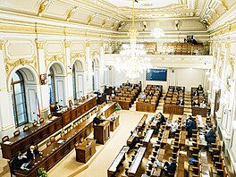 Pokra�uje mimo�ádná sch�ze Sn�movny k hlasování o ned�v��e vlád� premiéra...