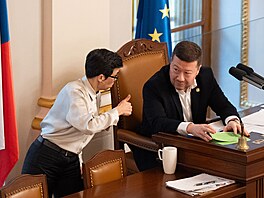 Olga Richterová (Piráti) a Tomio Okamura (SPD) ve Sn�movn�. (10. února 2026)