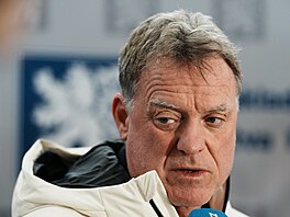 Trenér Radim Rulík dává rozhovory po p�íletu z olympijských her.
