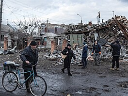 Lidé si v ukrajinském Slovjansku prohlí�ejí t�ce po�kozený d�m po ruském...