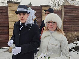 �enich a nev�sta mají na masopustním pr�vodu nejt잚í roli. U ka�dého stavení...