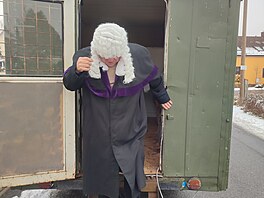 S postupem dne to m��e pro Jeho ctihodnost znamenat drobné komplikace, p�ece...