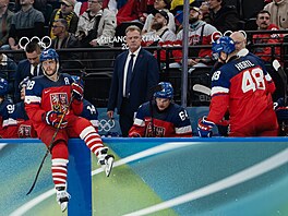 Pohled na �eskou st�ída�ku. Trenér Rulík kouká na st�ídajícího Tomá�e Hertla,...