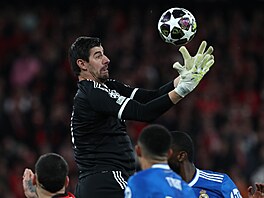 Branká� Realu Courtois v akci v zápase Ligy mistr�.
