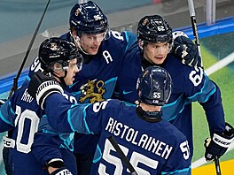 Fin�tí hokejisté se radují z gólu, který v utkání proti Itálii vst�elil...