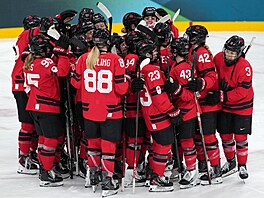Kanadské hokejistky slaví výhru nad N�meckem a postup do semifinále...