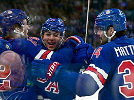 Ameri�tí hokejisté se radují z gólu Matta Boldyho.